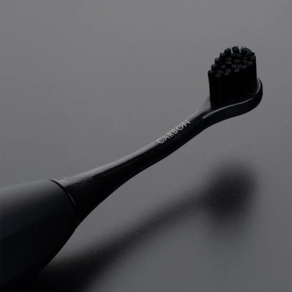 Curaprox Hydrosonic Black is White opzetborstel met zwarte borstelharen close-up