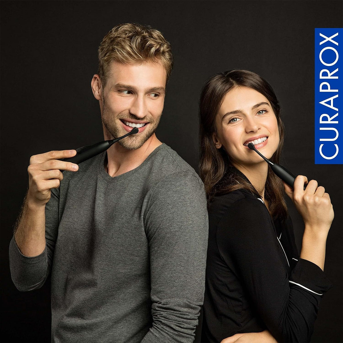 Curaprox Hydrosonic zwarte opzetborstel, man en vrouw poetsen samen lachend