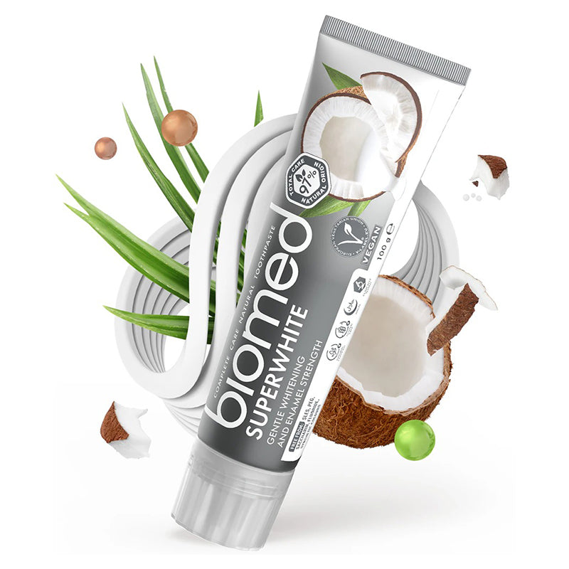 Biomed Superwhite tandpasta tube met kokosnoot en aloë vera decoratie