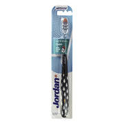 Jordan tandenborstel Individual Clean Medium in blisterverpakking met zwart-witte steel