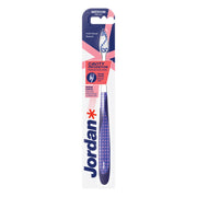 Jordan tandenborstel Individual Reach Medium in blauwe verpakking met borstelkop