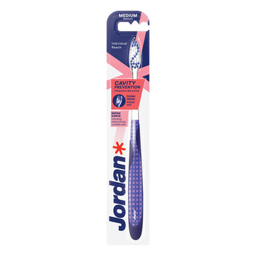 Jordan tandenborstel Individual Reach Medium in blauwe verpakking met borstelkop