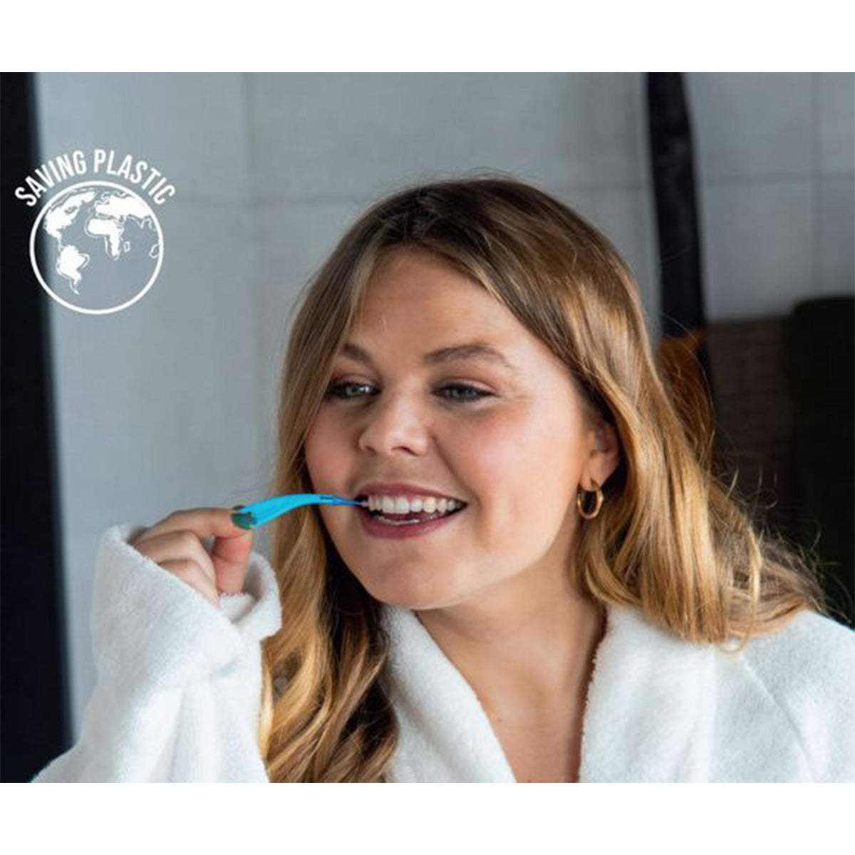 Jordan Interdentaal Brush Between S gebruikt tussen tanden, met Saving Plastic-logo