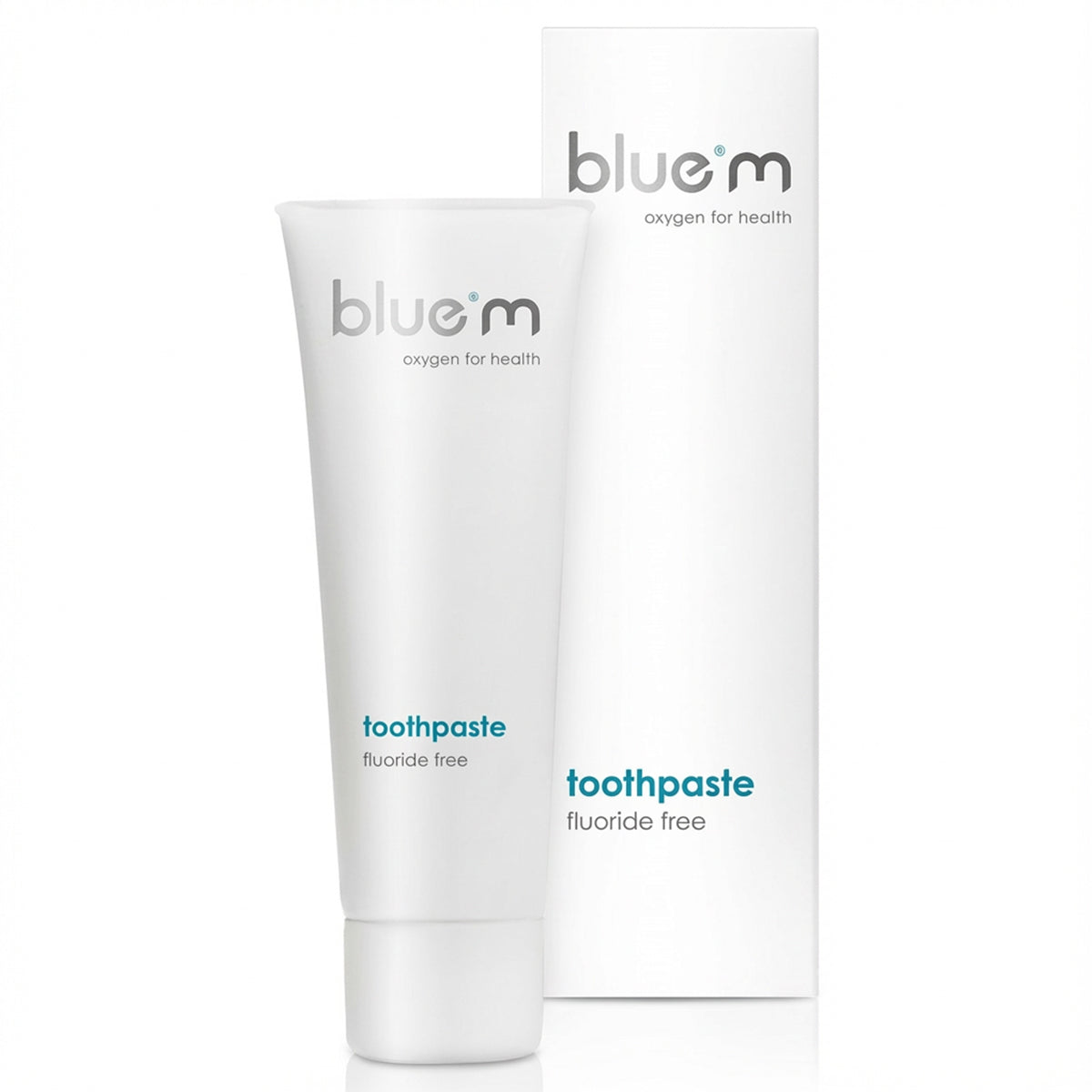 Bluem tandpasta fluoridevrij tube naast verpakking op witte achtergrond