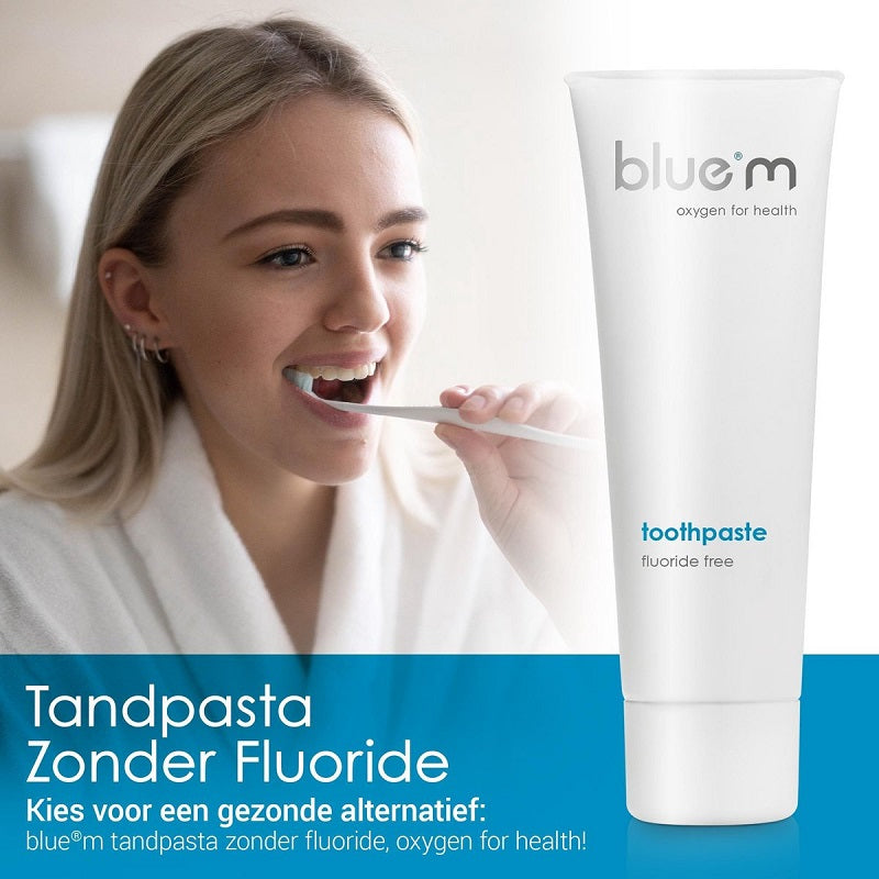 Bluem tandpasta fluoridevrij, vrouw poetst tanden met tube in beeld
