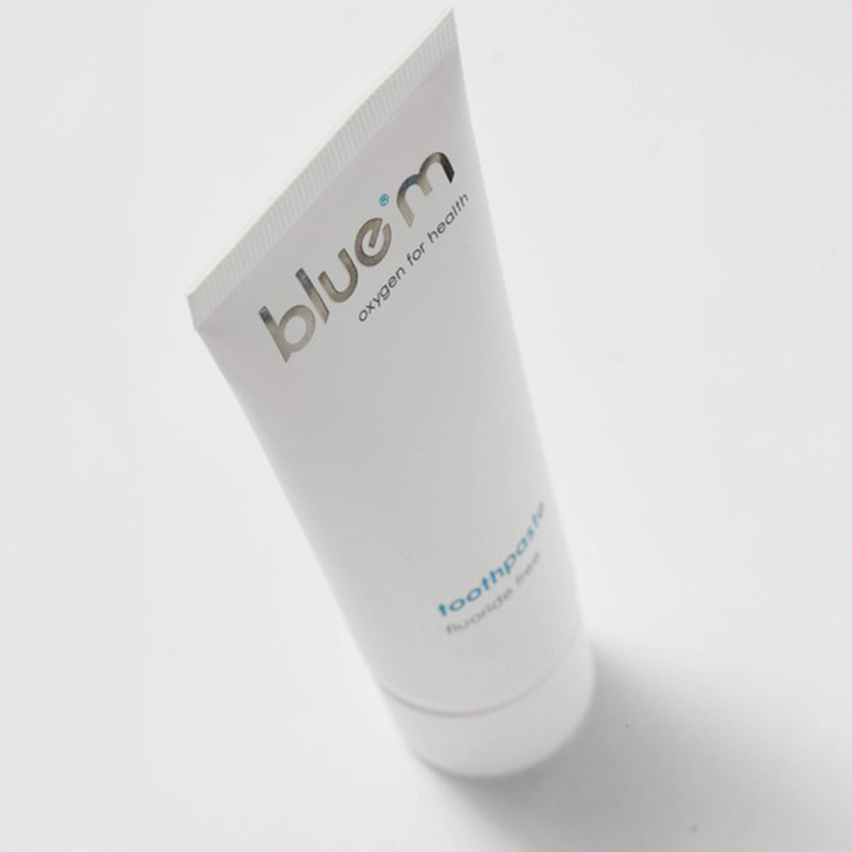 Bluem tandpasta fluoridevrij witte tube rechtop op lichte achtergrond