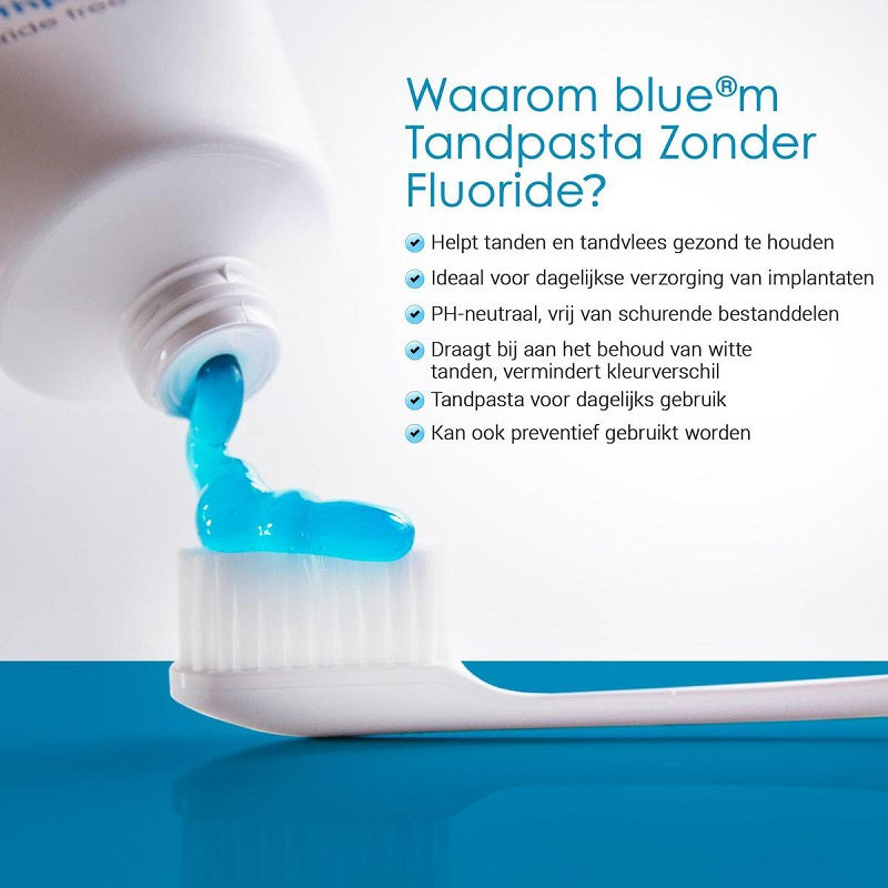 Bluem tandpasta zonder fluoride wordt op tandenborstel gedrukt, met voordelen op tekst