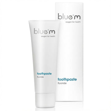 Bluem tandpasta fluoride, witte tube naast verpakking