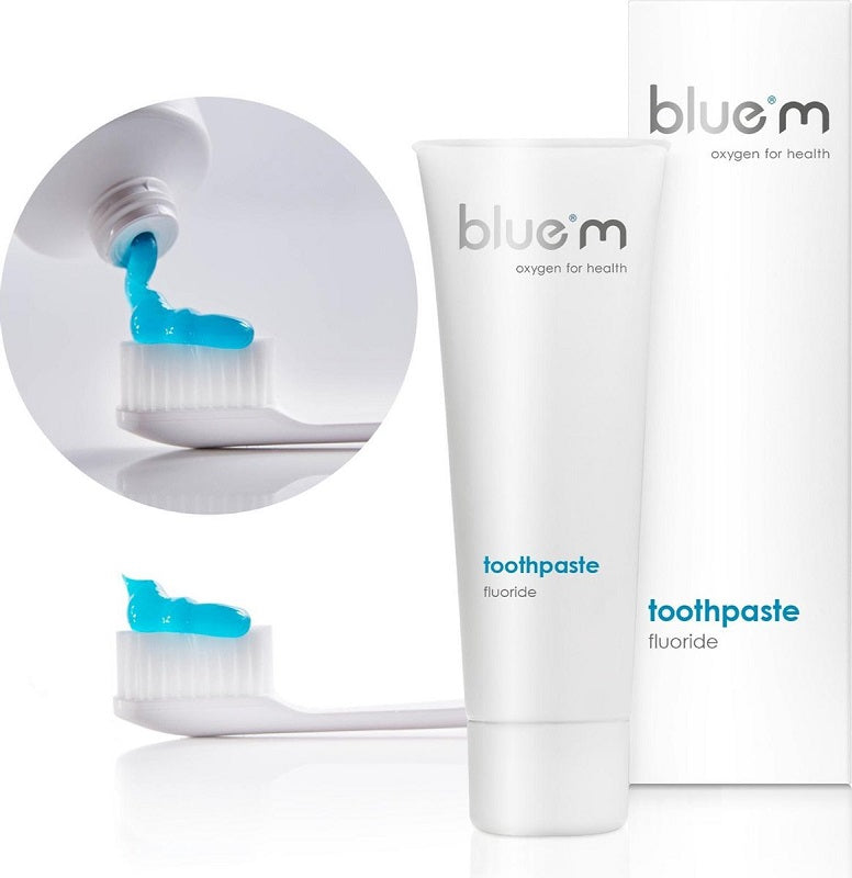 Bluem tandpasta met fluoride blauwe gel op tandenborstel en verpakking ernaast