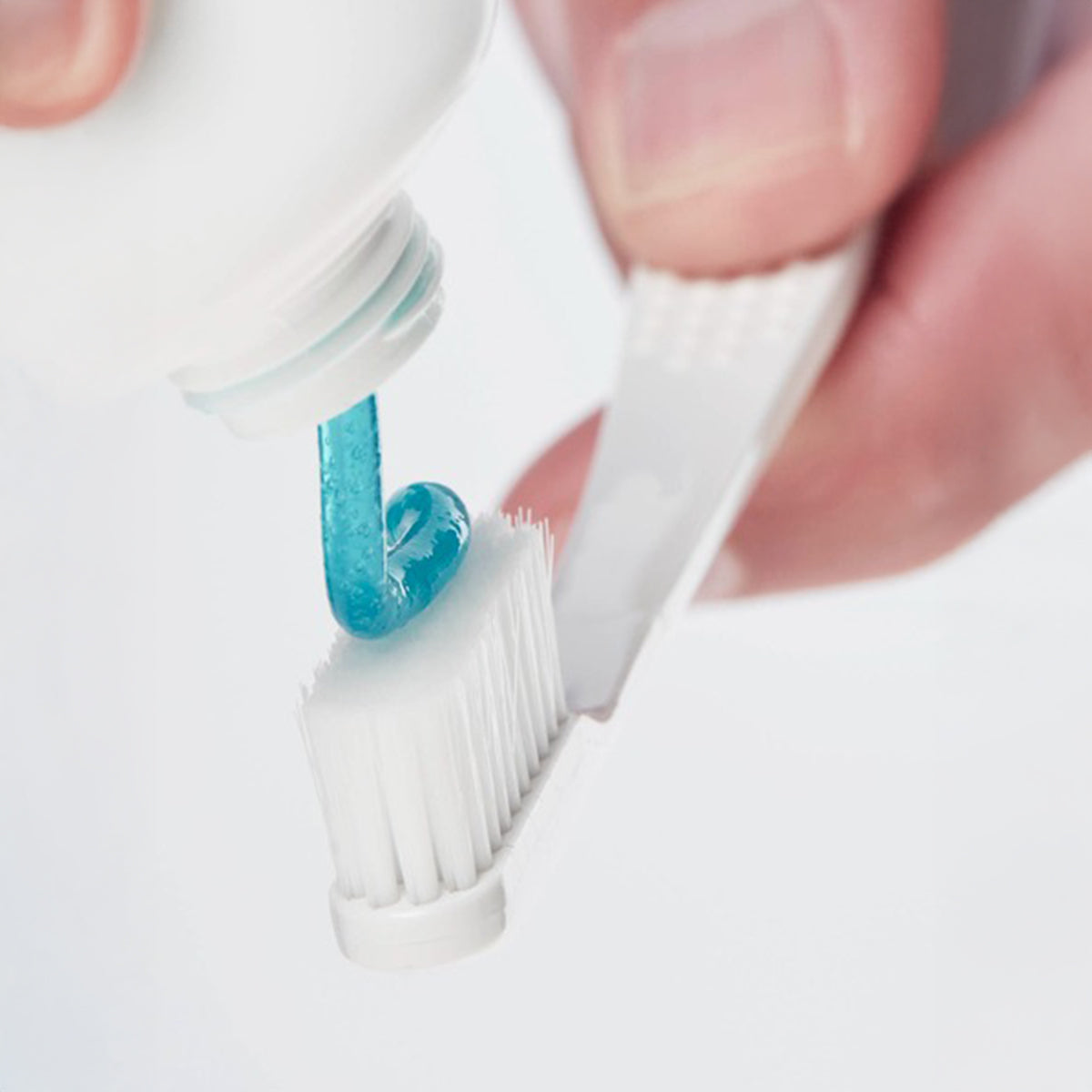 Bluem tandpasta met fluoride wordt op tandenborstel gedrukt uit tube