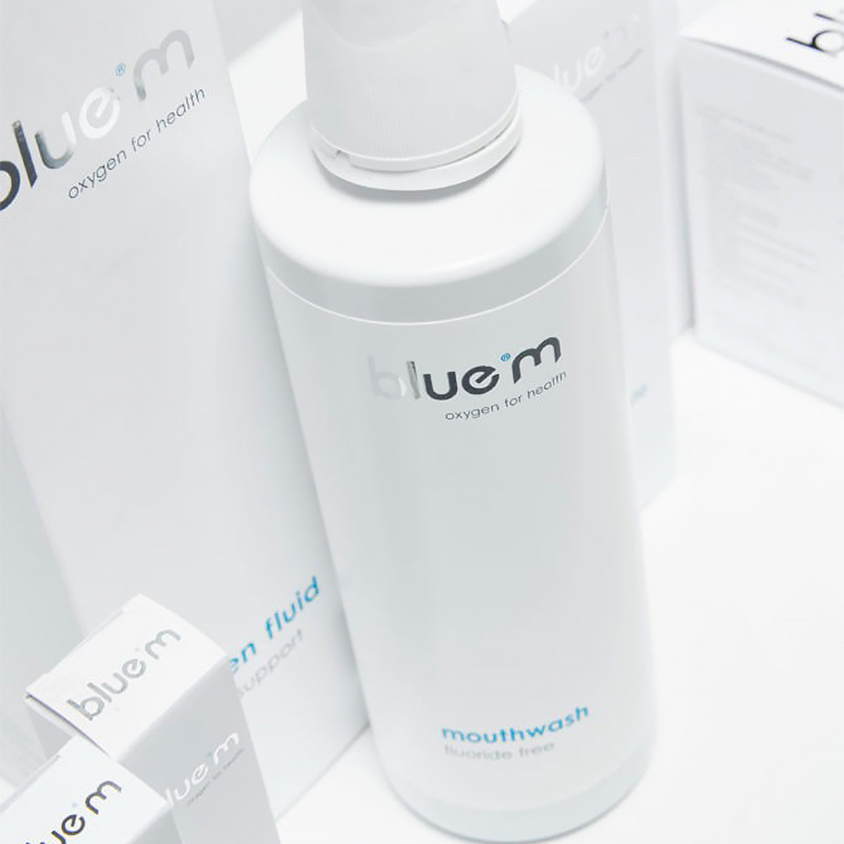 Bluem mondwater fles tussen verpakkingen met tekst oxygen for health