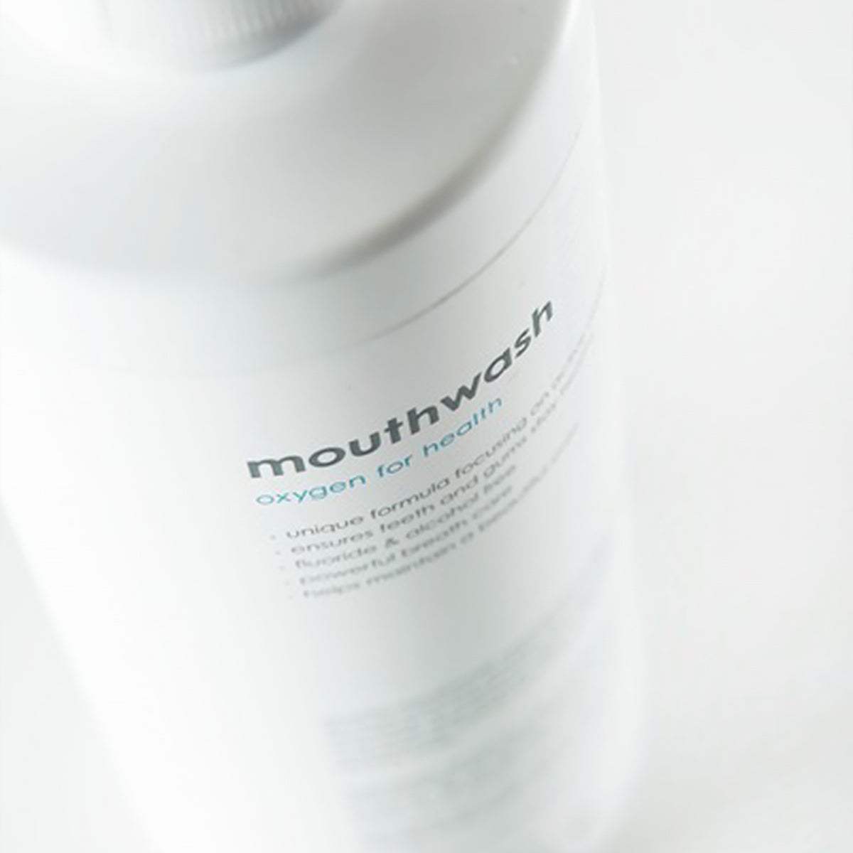 Bluem mondwater flesje detailopname met tekst oxygen for health op label
