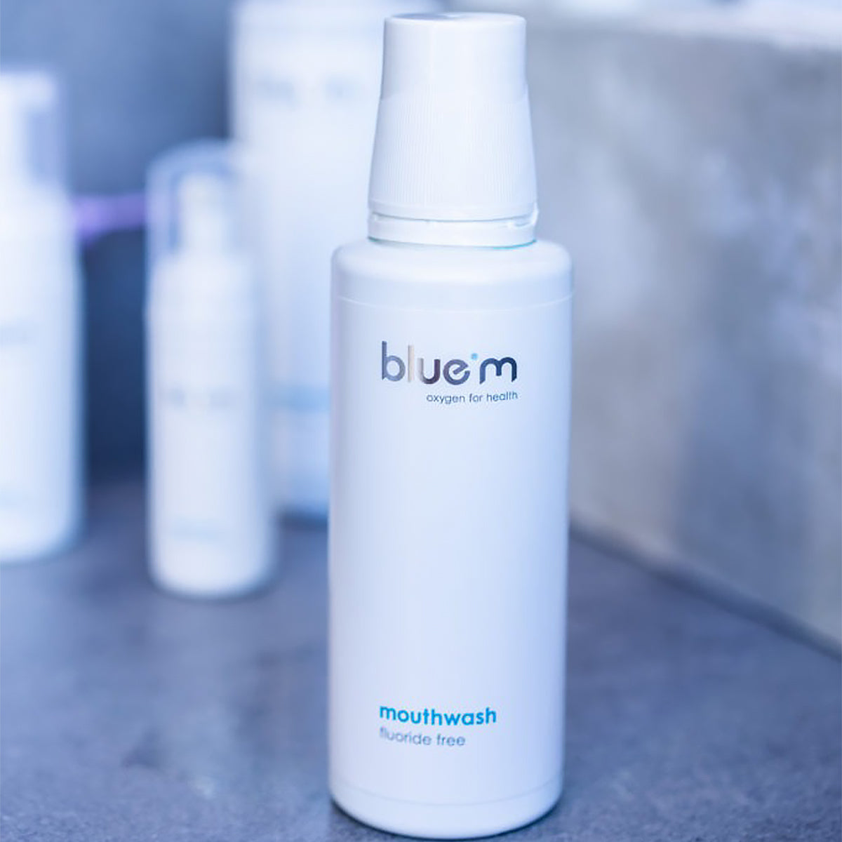 Bluem mondwater fluoride tree, witte fles op badkamerblad met wazige achtergrond