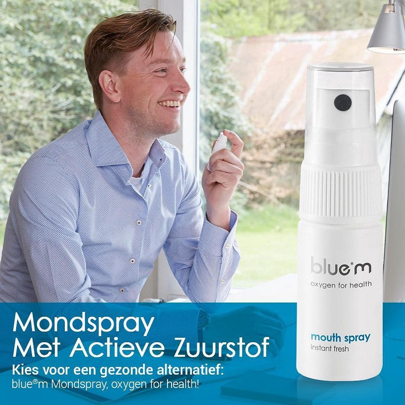 Bluem mondspray flesje naast lachende man die spray gebruikt
