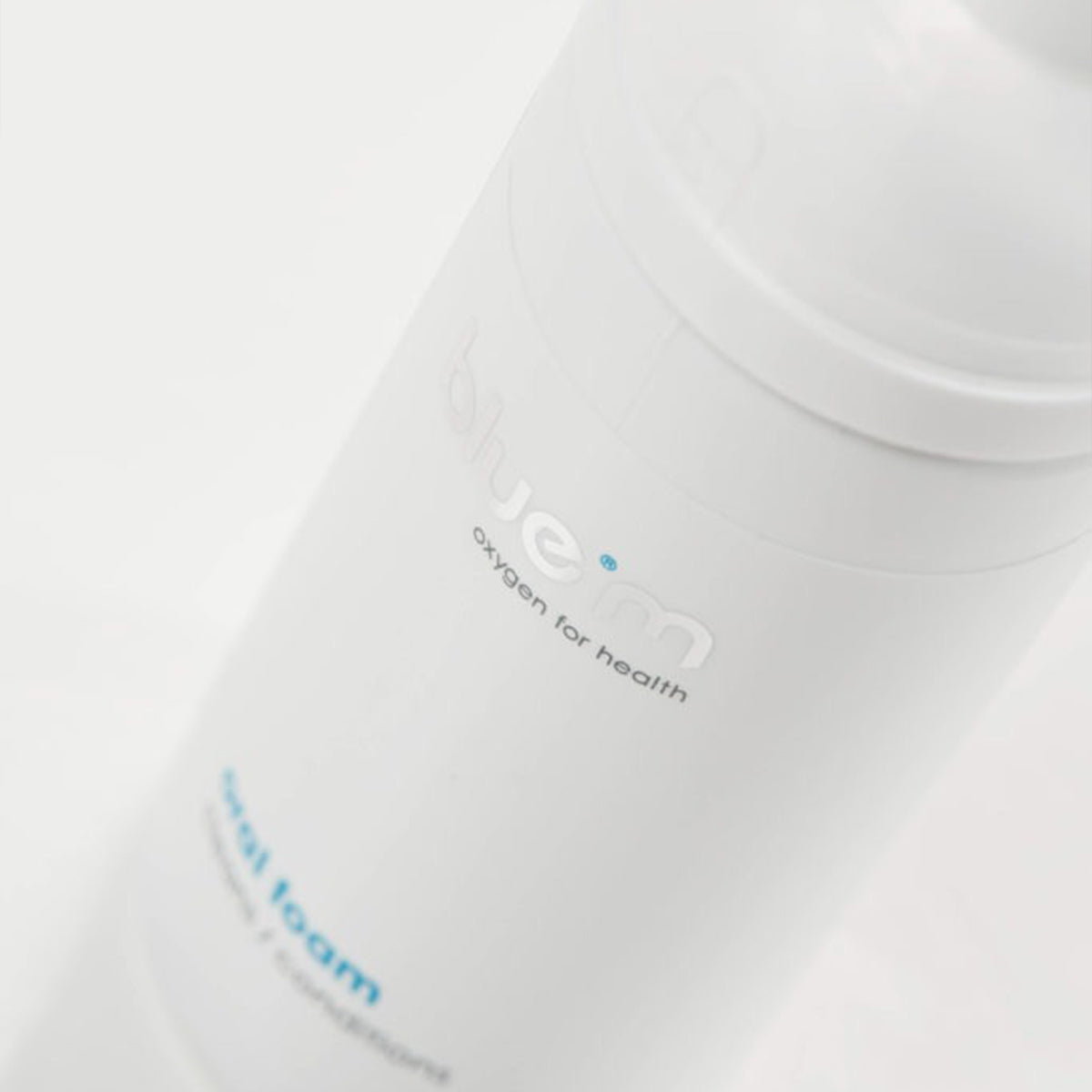 Bluem Oral Foam close-up van witte pompfles met logo