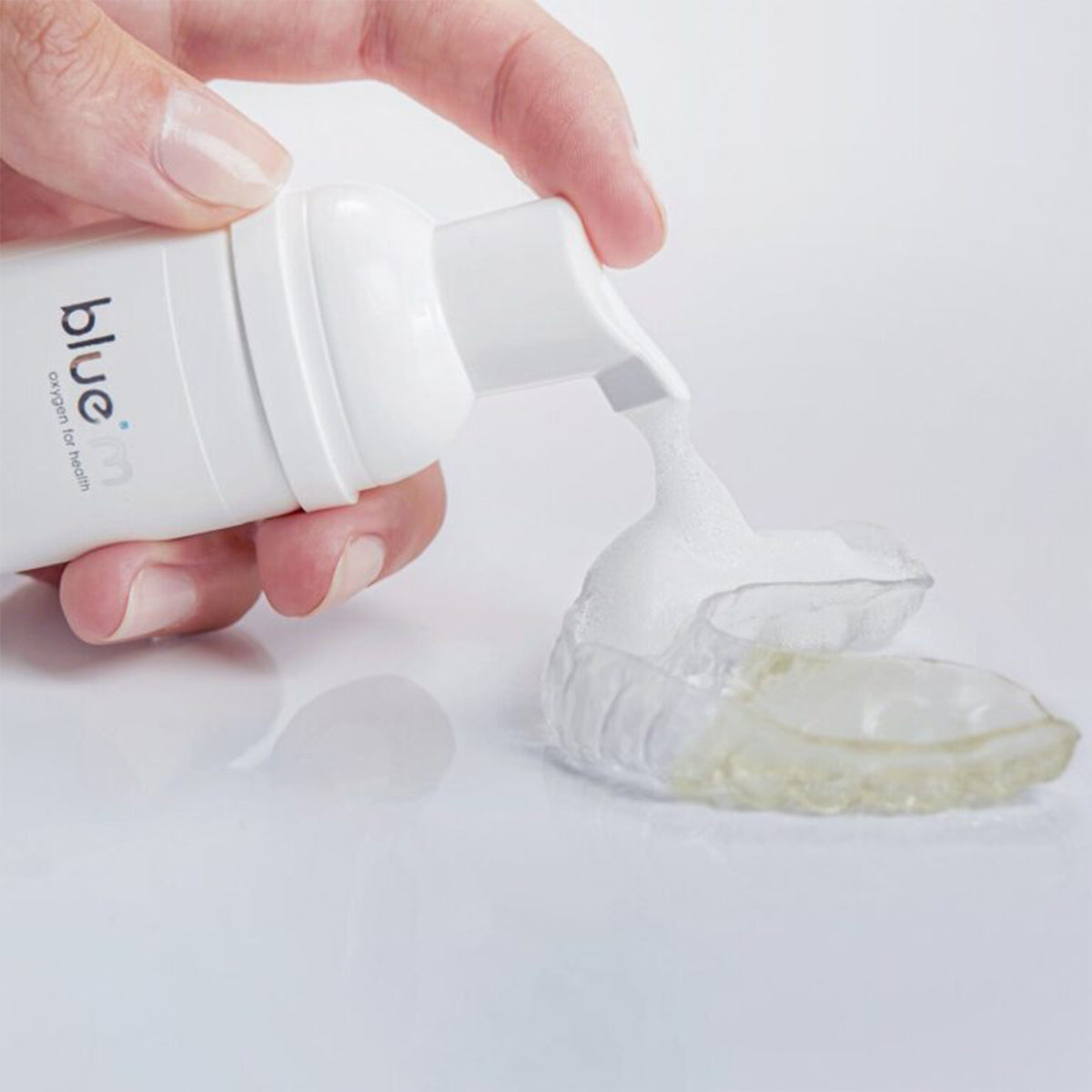 Bluem Oral Foam schuim opbrengen op mondbeugel met de hand