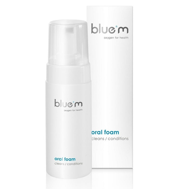Bluem Oral Foam pompflacon naast witte verpakkingsdoos