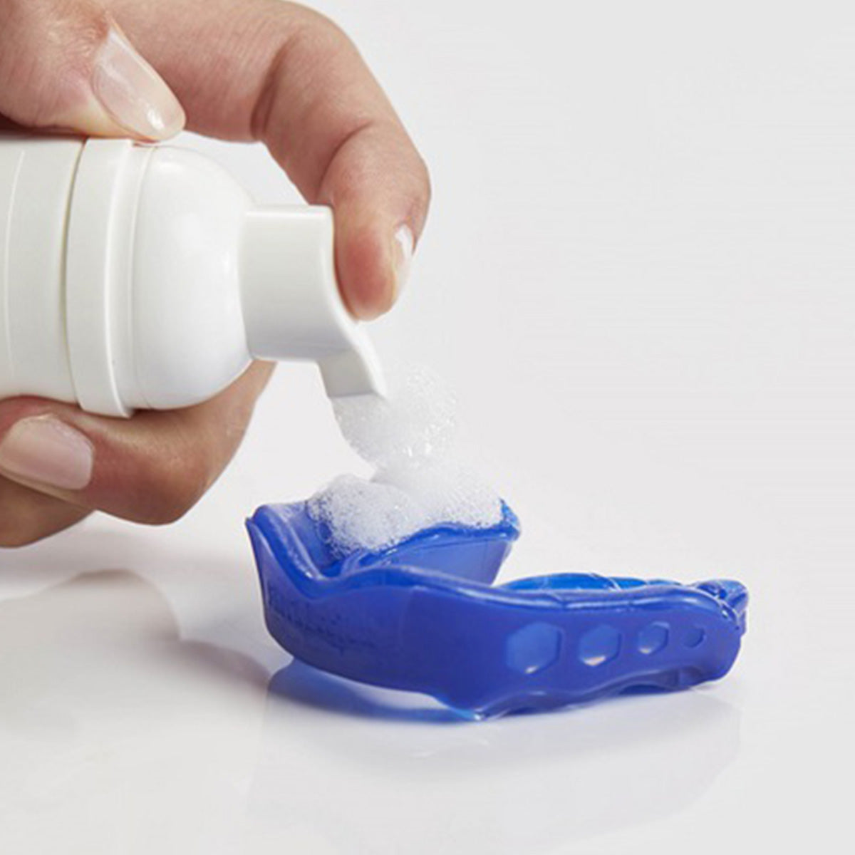 Bluem Oral Foam schuim wordt op blauwe mondbeschermer aangebracht