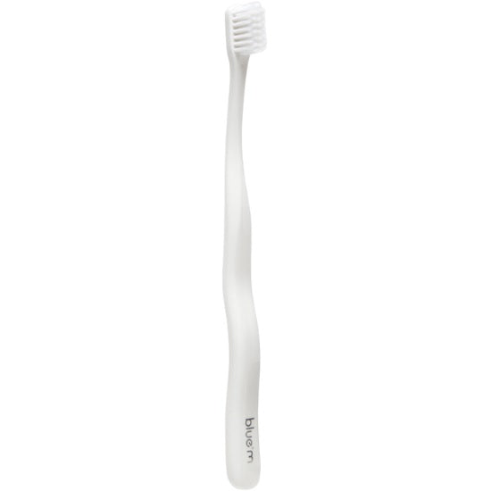 Bluem chirurgische tandenborstel Ultra soft in wit met golvend handvat