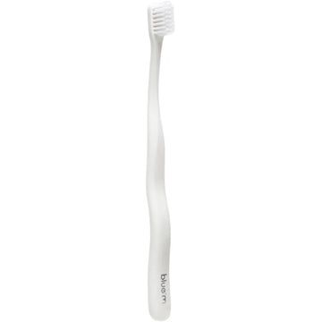 Bluem chirurgische tandenborstel Ultra soft in wit met golvend handvat