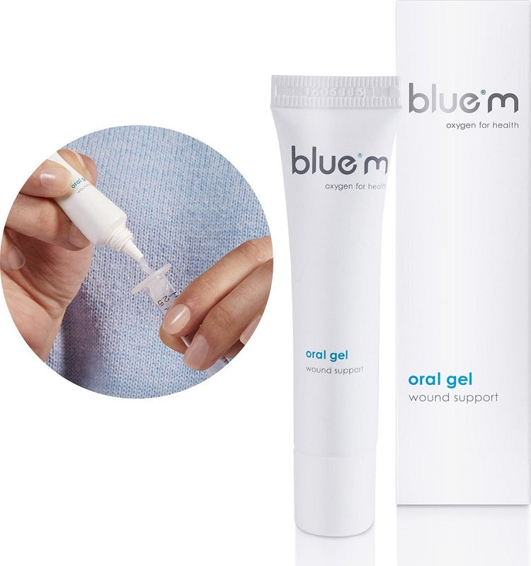 Bluem Oral gel wound support tube met verpakking en toepassing op de vinger