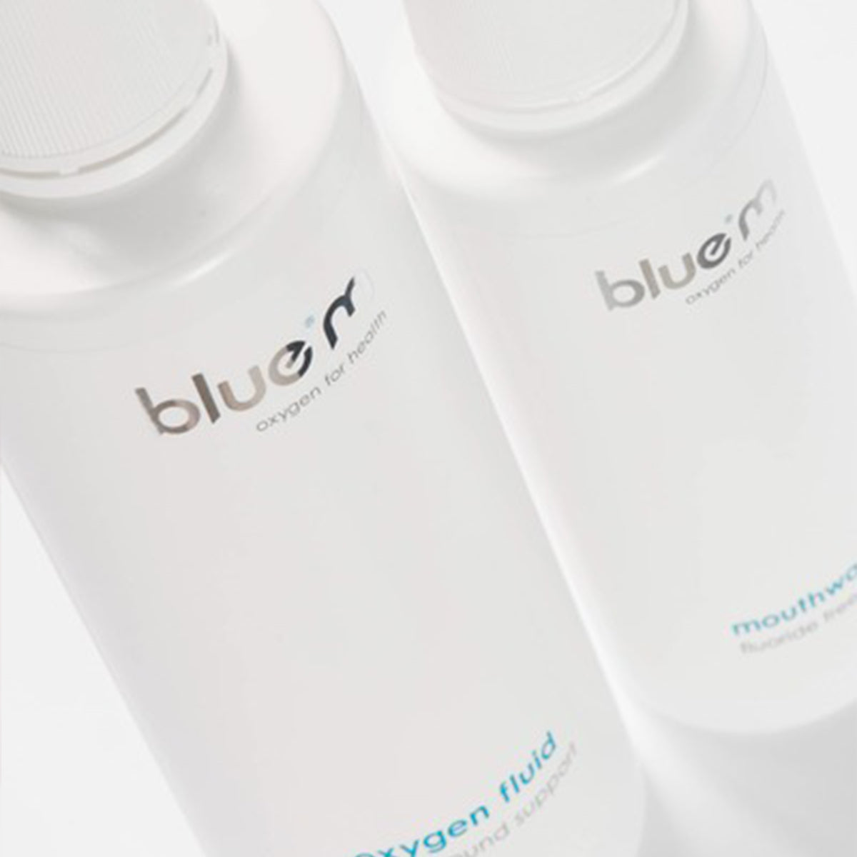 Bluem Oxygen Fluid close-up van flessen naast mondwater met tekst