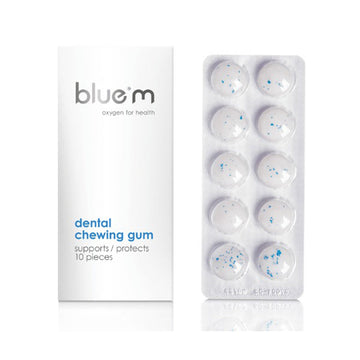 Bluem Dental kauwgom verpakking naast blisterstrip met tien kauwgomballetjes