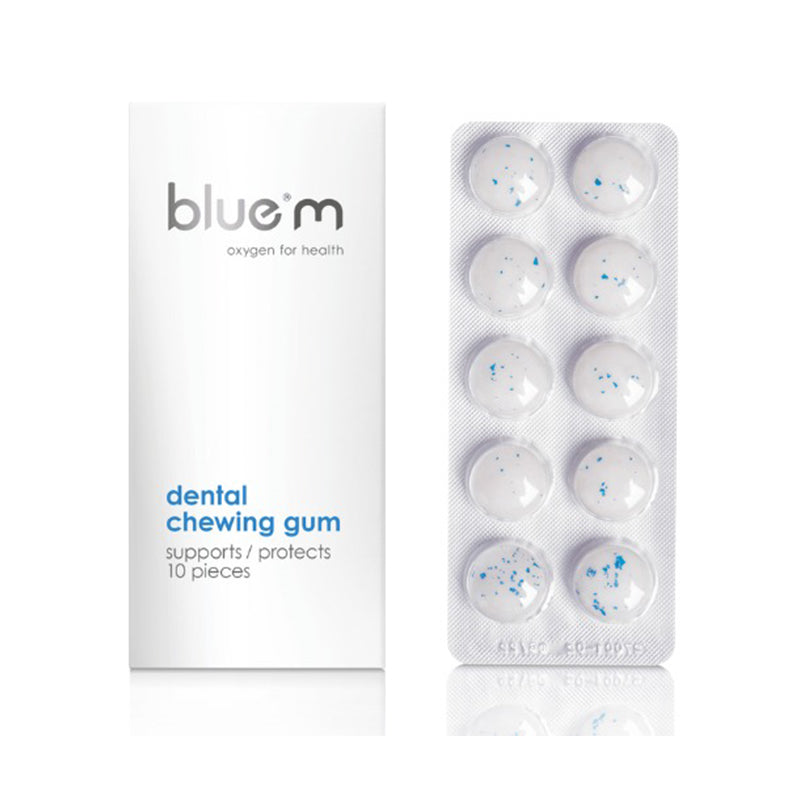 Bluem Dental kauwgom verpakking naast blisterstrip met tien kauwgomballetjes