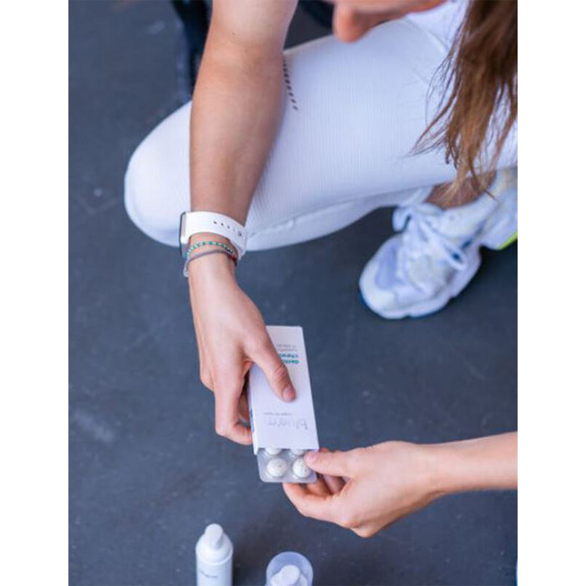 Bluem Dental kauwgom verpakking met blister strip in handen tijdens sportsessie