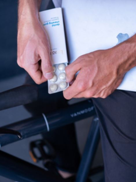 Bluem Dental kauwgom blisterverpakking vastgehouden bij fiets buitenshuis