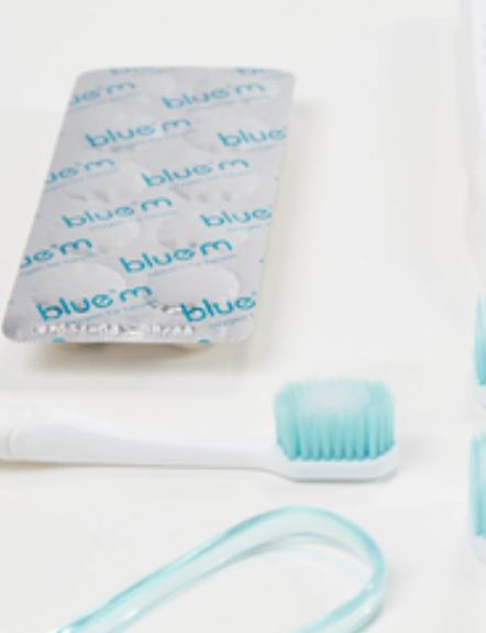 Bluem Dental kauwgom blisterverpakking naast tandenborstel en tongreiniger