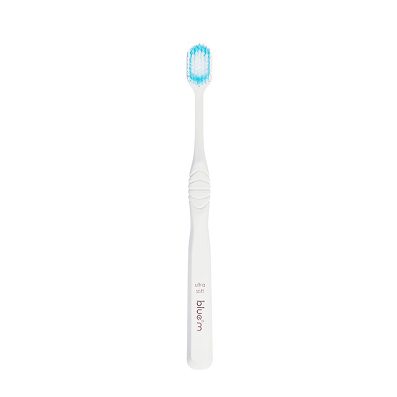 Bluem Day-to-day Ultra soft tandenborstel wit met blauwe haren rechtop