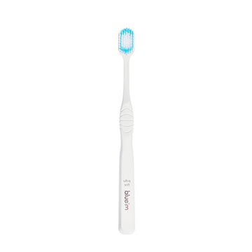 Bluem Day-to-day Ultra soft tandenborstel wit met blauwe haren rechtop