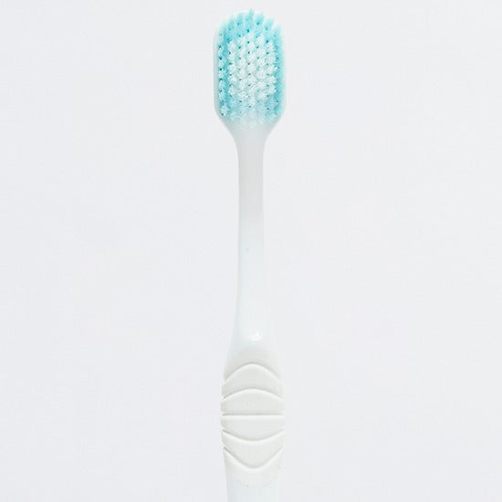Bluem Day-to-day Ultra soft tandenborstel met witte handgreep en lichtblauwe haren