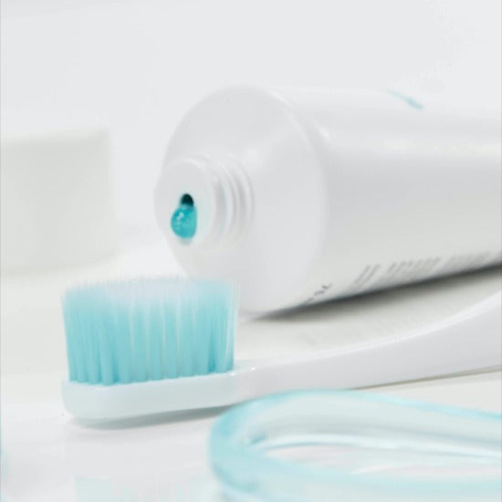 Bluem Day-to-day Ultra soft tandenborstel met tandpasta en flosdraad in close-up