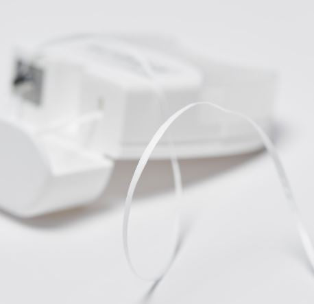 Bluem Dental tape waxed mint uitgetrokken lint uit witte verpakking