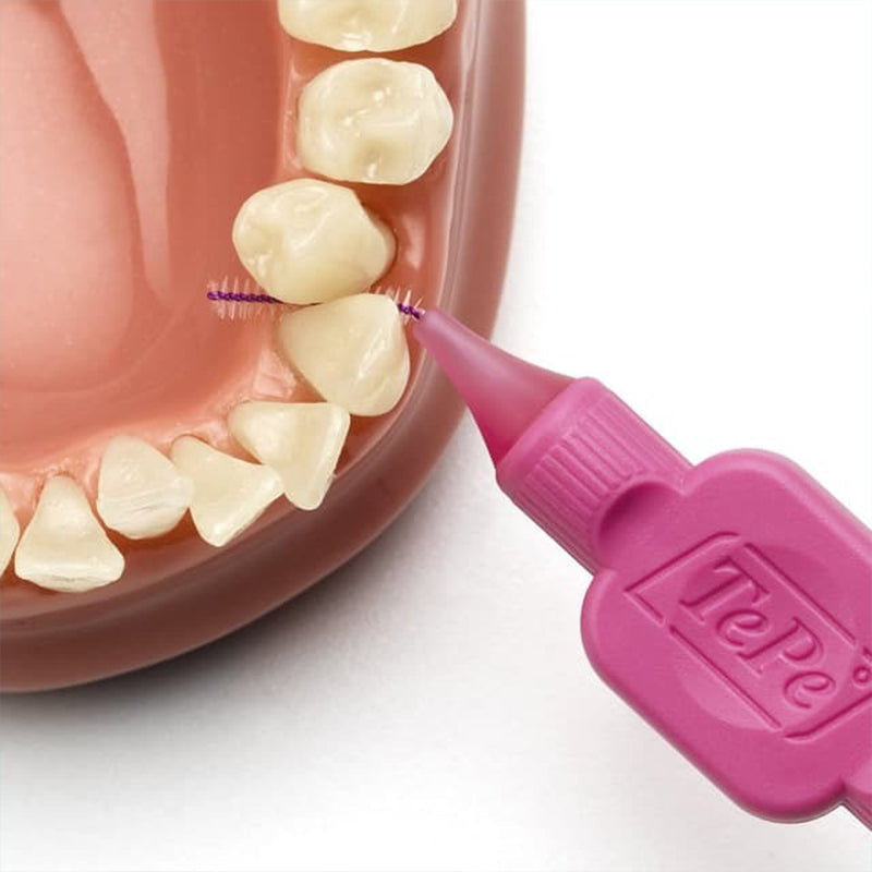 TePe Interdentale rager Original roze 0,4mm tussen tanden op gebitsmodel