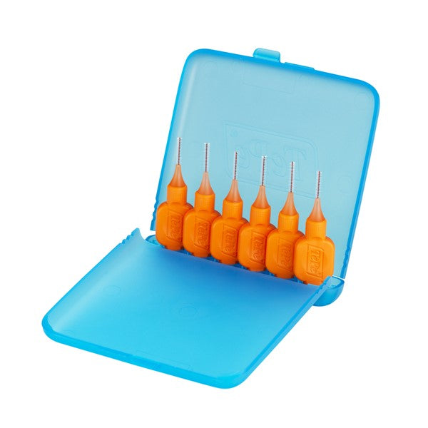 TePe Travelcase blauw geopend met zes oranje ragers erin