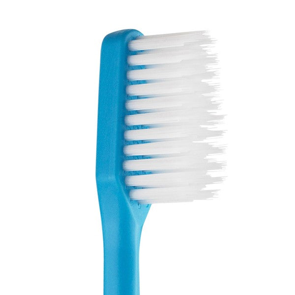 TePe Tandenborstels Supreme close-up van blauwe kop met witte borstelharen
