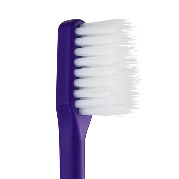 TePe Tandenborstel Supreme Compact close-up van paarse borstelkop met witte haren