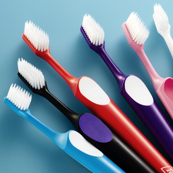 TePe Tandenborstel Supreme Compact in blauw, zwart, rood, paars, roze en wit