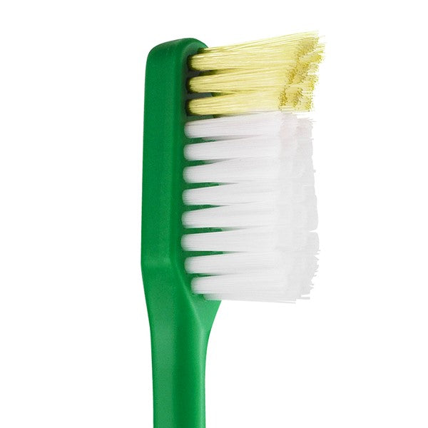 Tepe Tandenborstel Nova Soft close-up van groene kop met witte en gele haren