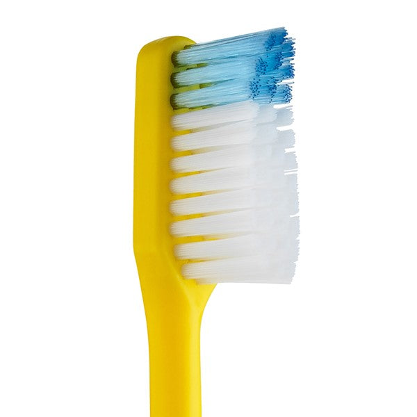 TePe Tandenborstel Nova Medium detailopname van gele borstel met blauw-witte haren