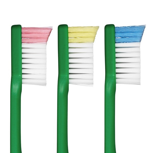 TePe Tandenborstel Nova Medium drie groene borstels met roze, gele en blauwe haren