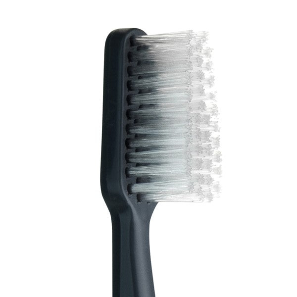 TePe Tandenborstel Select Medium close-up van zwarte borstelkop met witte haren