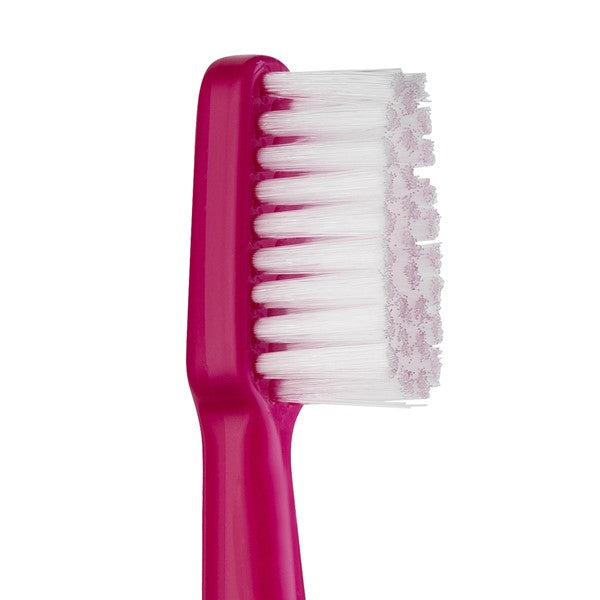 TePe Tandenborstel Kids soft, close-up van roze kop met witte haren