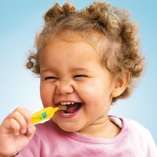 Tepe Tandenborstel Mini X-soft, lachend kind poetst tanden met gele borstel