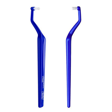 TePe Universal Care tandenborstel blauw, twee aanzichten van de hoekige kop
