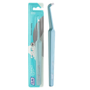 TePe Compact Tuft tandenborstel in blauwe verpakking naast losse borstel