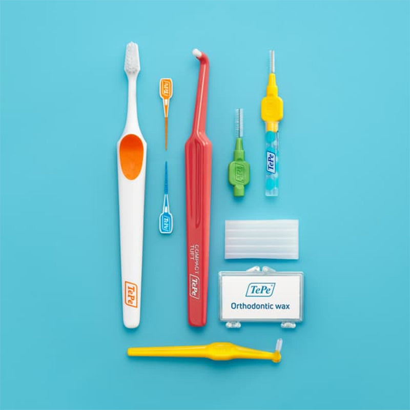 TePe Orthodontic kit met tandenborstel, ragers, tandenstokers en orthodontic wax uitgestald